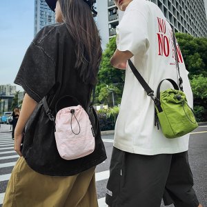 スマホショルダー カバン レディース 大人 かわいい ミニ 締め口 斜め掛けバッグ 斜めがけ 手提げ 縦型 巾着 ポシェット 水筒入り（1ヶ）