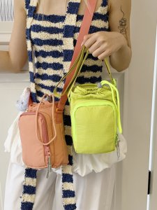 ショルダーバッグ 学生 レディース 2way 斜めがけバッグ ナイロン 2層仕切り 通学 通勤 軽量 マルチ収納（1ヶ）