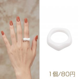 樹脂リング 五角形 幾何学 ホワイト 指輪 デザインリング 外径約25mm内径約17mm（1個）