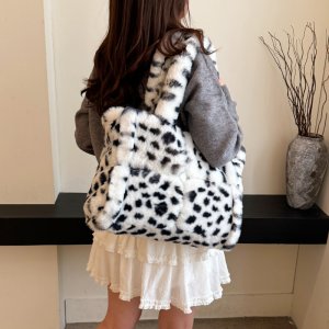 ファーバッグ レディース トートバッグ 大容量 秋冬 毛皮 ファー素材 通勤 お洒落 可愛い（1ヶ）