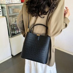 バケットバッグ レディース 大容量 2way ショルダーバッグ PUワニ革調 通勤 旅行 お洒落 おしゃれ（1ヶ）