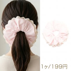 シュシュ オフホワイト＆ピンク チェック柄 フラワーレース 髪飾り 髪留め ヘアゴム ヘアアクセサリー（1ヶ）