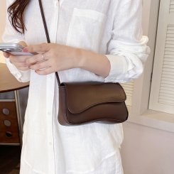 ショルダーバッグ レディース 2way 斜めがけバッグ PU素材 マグネット留め 通勤 お出かけ お洒落 高級感 おしゃれ プレゼント（1ヶ）