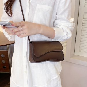 ショルダーバッグ レディース 2way 斜めがけバッグ PU素材 マグネット留め 通勤 お出かけ お洒落 高級感 おしゃれ プレゼント（1ヶ）