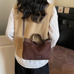 ショルダーバッグ レディース 2wayバッグ 鹿皮スエード 大容量 通勤・旅行 レトロ おしゃれ（1ヶ）