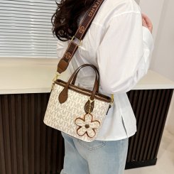 ショルダーバッグ レディース お花チャーム付 ハンドバック 2way 通勤 おしゃれ かわいい 大人 春 夏 秋 冬 肩掛け 斜めがけ PU レザー （1ヶ）
