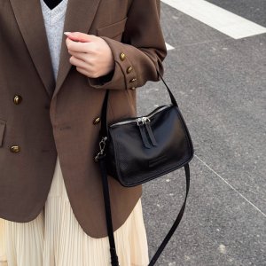 2wayショルダーバッグ レディース 大容量トートバッグ PUソフトレザー 通勤 旅行 マグネットボタン お洒落 便利（1ヶ）