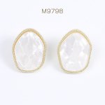 デザインピアス 不規則オーバル 19×25mm ゴールド ホワイト（2ヶ）